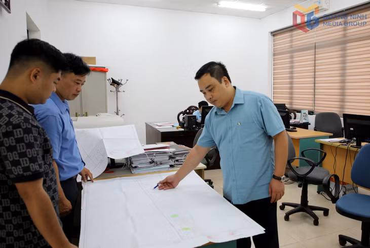 Trung tâm cung ứng dịch vụ phường Vàng Danh rà soát các hộ dân bị ảnh hưởng bởi dự án cải tạo, nâng cấp Tỉnh lộ 338.