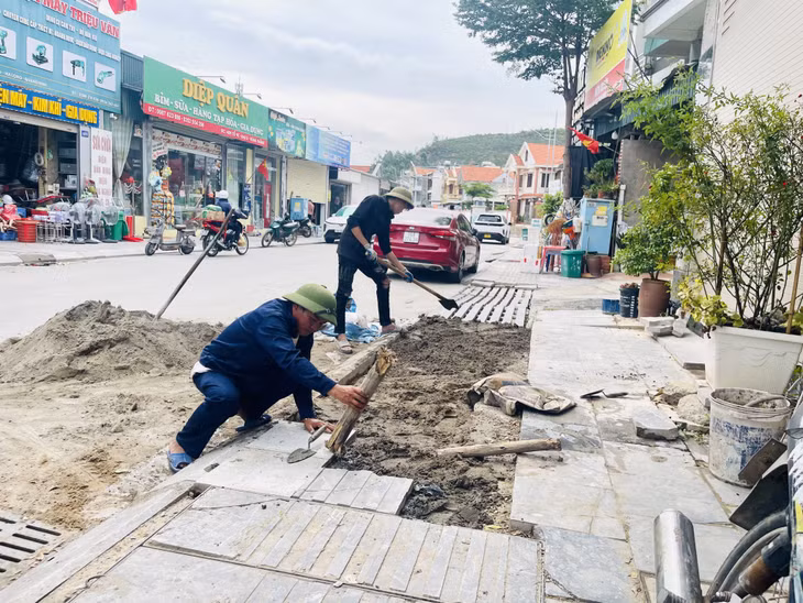 Nhiều điểm trên tuyến đường Hùng Thắng (phường Bãi Cháy) được tiến hành nạo vét và thay thế hệ thống cống có tiết diện phù hợp.