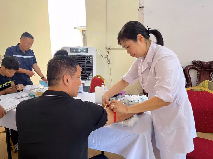 Người lao động Công ty Than Hòn Gai được lấy mẫu máu xét nghiệm trong đợt khám sức khỏe định kỳ.