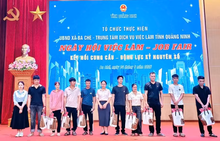 Đại diện doanh nghiệp trao tặng quà cho người lao động có hoàn cảnh khó khăn trên địa bàn xã.