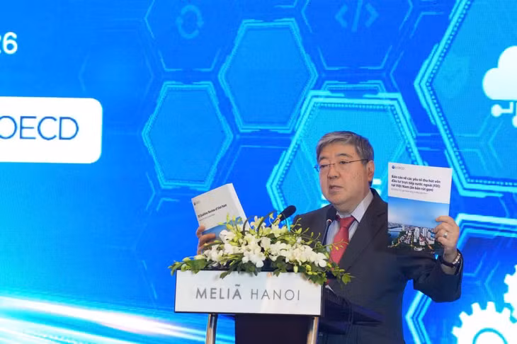 Khi vốn khan hiếm hơn nhưng chảy mạnh vào công nghệ, quốc gia chỉ chào mời chi phí thấp sẽ khó cạnh tranh. Việt Nam, với tăng trưởng GDP dự báo 6,5% năm 2026 và 6,2% năm 2027, được Phó Tổng Thư ký OECD Yasushi Masaki xếp vào nhóm có lợi thế nhờ độ mở và nhân lực, song lợi thế đó phụ thuộc vào việc gỡ các nút thắt về hạ tầng số, kỹ năng và năng lượng.