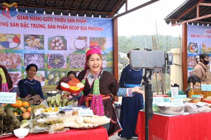 Hội viên, phụ nữ xã Điền Xá bán hàng nông sản qua kênh livestream trên mạng xã hội.