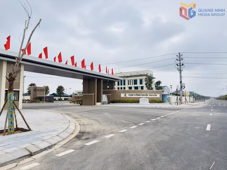 CCN Vân Đồn đã được hoàn thành và đưa vào sử dụng sẵn sàng thu hút các doanh nghiệp và tiếp nhận các cơ sở TTCN được di dời theo Nghị quyết 201 của HĐND tỉnh.