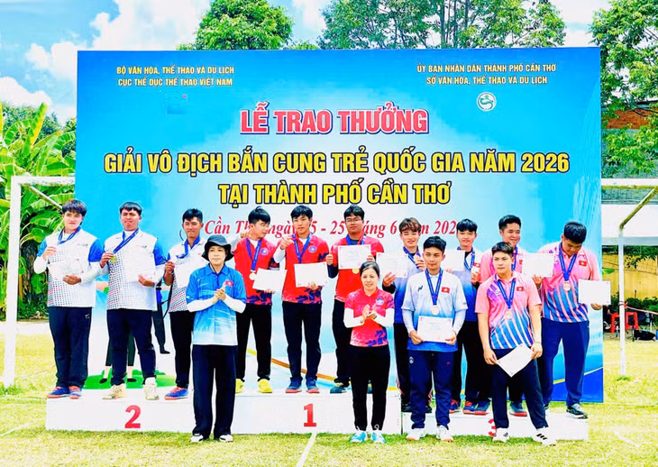 Lê Mạnh Cường (bục số 1, đứng giữa) cùng đồng đội đoạt HCV nội dung đồng đội cung 3 dây nam.