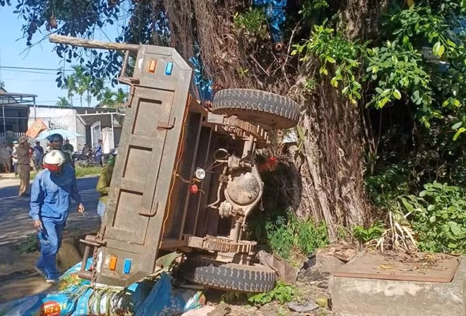 Hiện trường vụ tai nạn đặc biệt nghiêm trọng giữa xe đầu kéo và xe công nông. Ảnh: Phúc Khánh