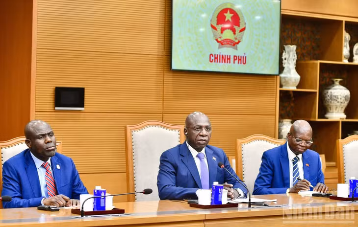 Bộ trưởng Ngoại giao Angola phát biểu ý kiến tại buổi tiếp. (Ảnh: Thanh Giang)