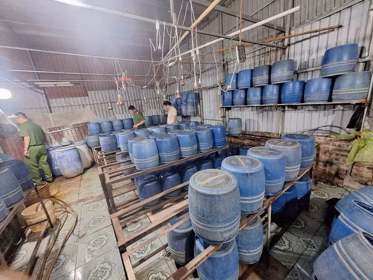 Công an xã Như Quỳnh kiểm tra cơ sở sản xuất giá đỗ trên địa bàn xã. Ảnh: Công an tỉnh Hưng Yên