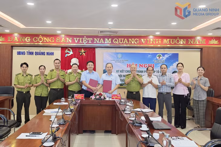 Đại diện Người Cao tuổi Quảng Ninh ông Nguyễn Hồng Hải và Phó Giám đốc Sở Nông nghiệp và Môi trường Nguyễn Như Hạnh (ở giữa) ký kết biên bản phối hợp triển khai chương trình“Ngày hội Người cao tuổi Quảng Ninh hưởng ứng trồng cây đời đời nhớ ơn Bác Hồ” đến năm 2030.
