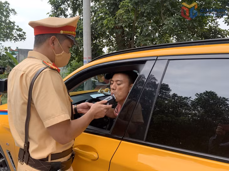 Cán bộ Đội CSGT Đường bộ số 3, Phòng CSGT Công an tỉnh, kiểm tra nồng độ cồn lái xe lưu thông trên QL18A.