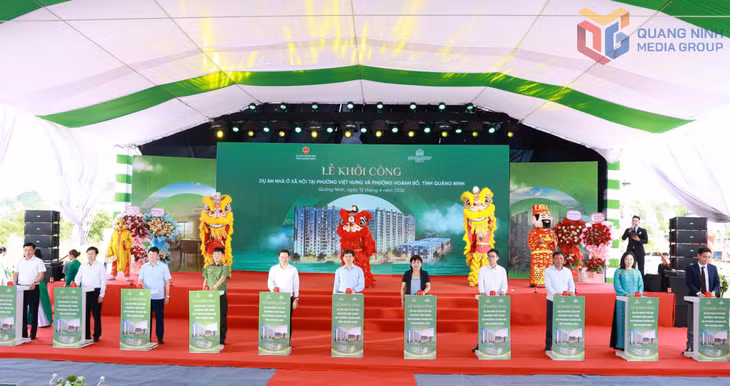 Các đại biểu bấm nút khởi công dự án nhà ở xã hội tại ô đất II-OM21 phân khu 11 phường Việt Hưng và phường Hoành Bồ.