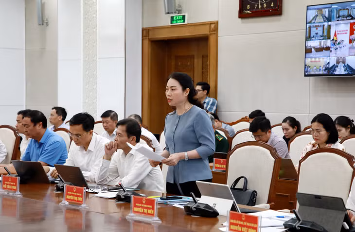 Giám đốc Sở Giáo dục và Đào tạo, phát biểu tại phiên họp.
