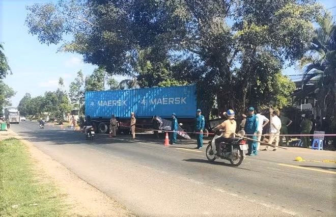 Hiện trường vụ tai nạn giữa xe đầu kéo và xe công nông khiến 3 người tử vong. Ảnh: Phúc Khánh