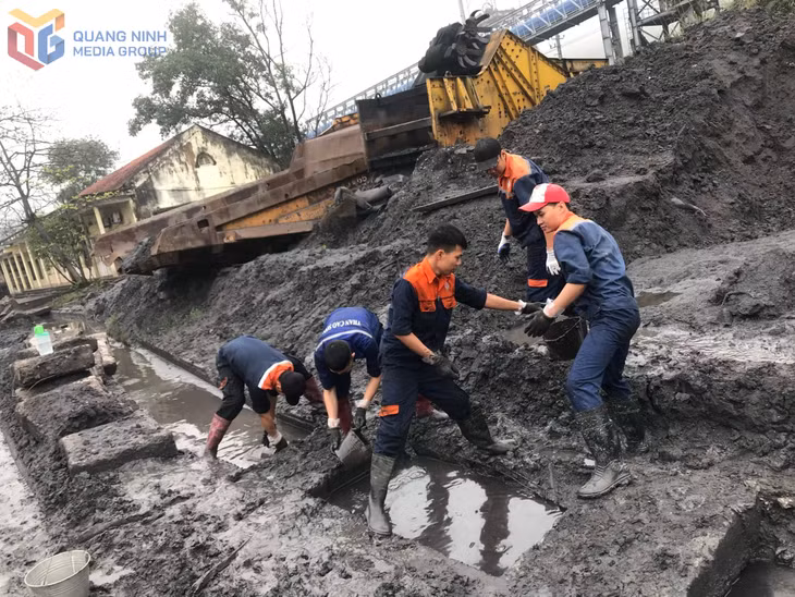 Công nhân nạo vét bùn, khơi thông dòng chảy trên mỏ.