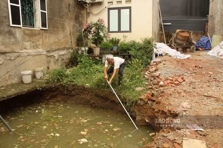 Hố có chiều rộng chừng 5 mét, sâu 5 mét. Ảnh: Việt Bắc