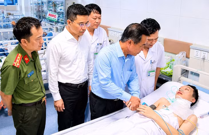 Ông Lê Đức Thái, Bí thư Tỉnh ủy Thanh Hóa cùng đoàn công tác đến thăm hỏi, động viên cán bộ công an bị thương khi làm nhiệm vụ. Ảnh: Công an Thanh Hóa