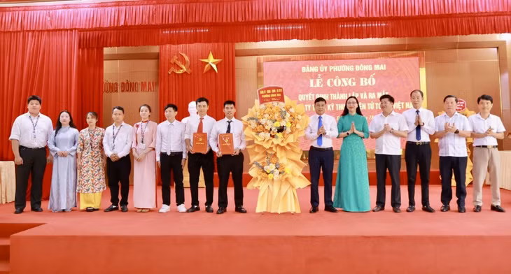 Đảng ủy phường Đông Mai trao quyết định thành lập Chi bộ Công ty TNHH Kỹ thuật điện tử Tonly Việt Nam.