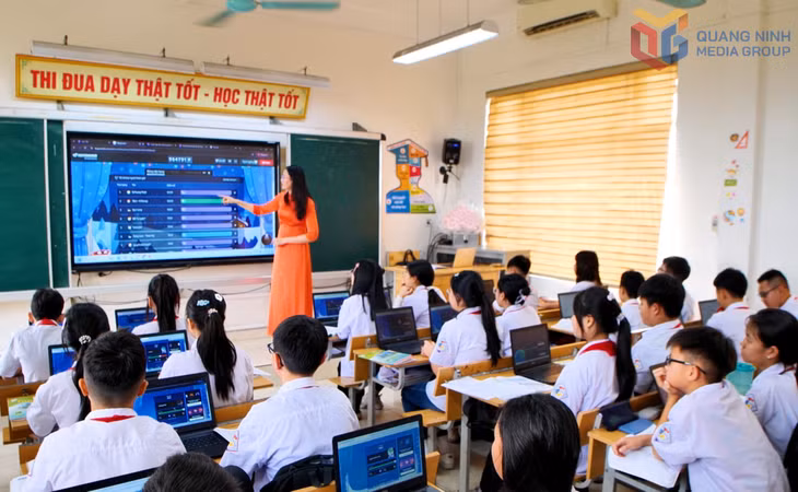Một tiết dạy trong phòng học thông minh của Trường THCS Mạo Khê 2.