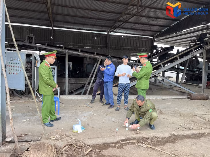 Công an xã Hải Lạng tuyên truyền và tổ chức test ma túy cho công nhân xưởng gỗ.