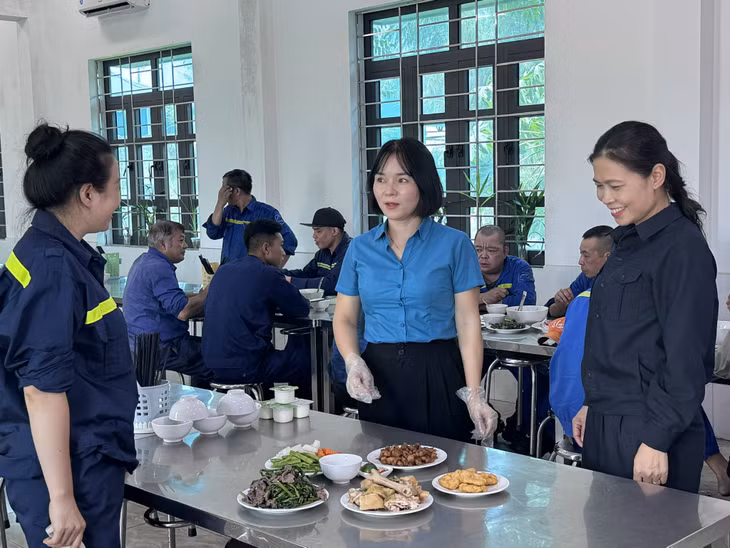 Chương trình "Bữa cơm công đoàn" phục vụ người lao động. Trong ảnh: Bữa cơm công đoàn tại Công ty Kho vận Đá Bạc - TKV.