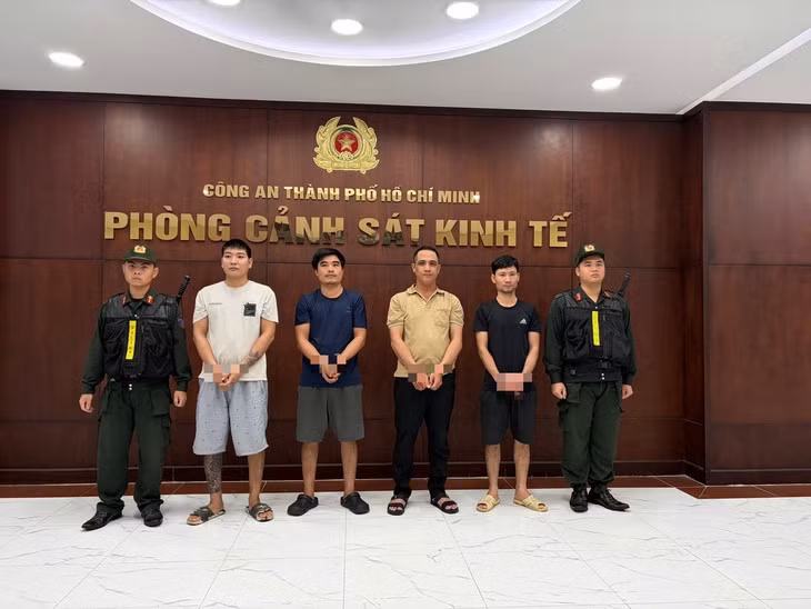 Từ trái sang: Lâm Văn Hưng, Trần Văn Nghĩa, Nguyễn Văn Định, Lưu Văn Thiệp bị khởi tố, bắt tạm giam về hành vi "vi phạm quy định về an toàn thực phẩm" - Ảnh: Công an TP.HCM