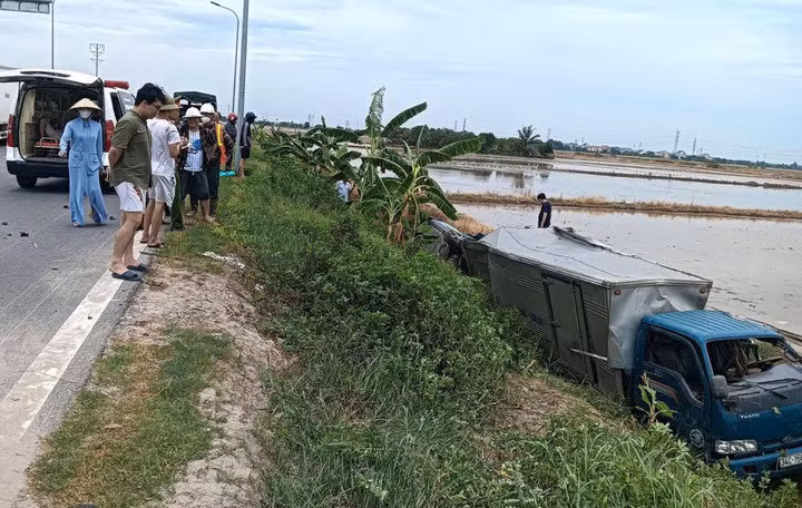 Sau cú tông mạnh, cả hai xe lao xuống mương thoát nước bên đường.