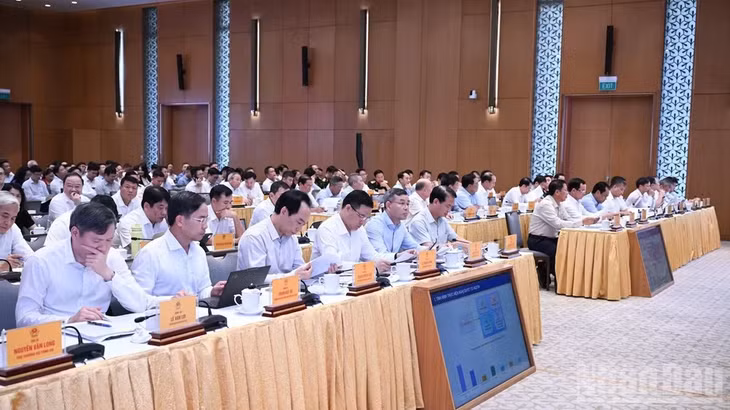 Các đồng chí lãnh đạo, đại biểu tham dự phiên họp. (Ảnh: TRẦN HẢI)