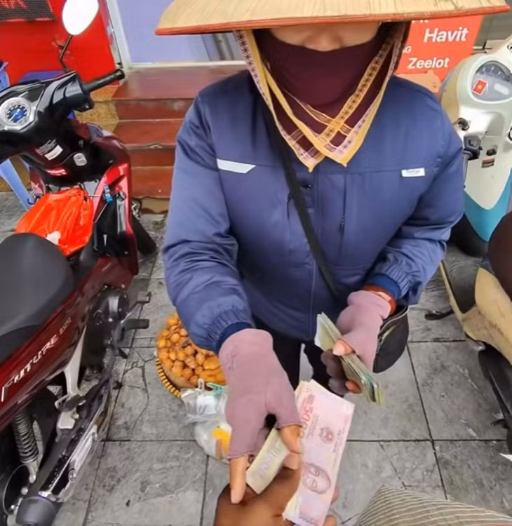 Theo nội dung clip, du khách nước ngoài đưa tờ tiền mệnh giá 500.000 đồng, người bán chỉ trả lại 80.000 đồng. Ảnh chụp màn hình