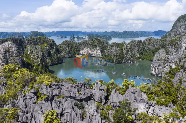  Làng chài Vung Viêng nằm yên bình giữa những bức tường núi đá vôi, tạo nên không gian biệt lập và thơ mộng giữa di sản. 