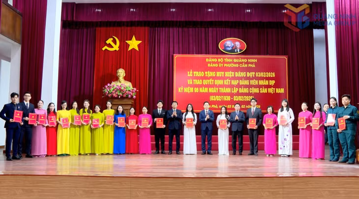 Trường THPT Cẩm Phả có 3 học sinh ưu tú được kết nạp vào hàng ngũ của Đảng tại Lễ trao quyết định kết nạp đảng viên nhân dịp kỷ niệm 96 năm Ngày thành lập Đảng Cộng sản Việt Nam do Đảng bộ phường Cẩm Phả tổ chức.