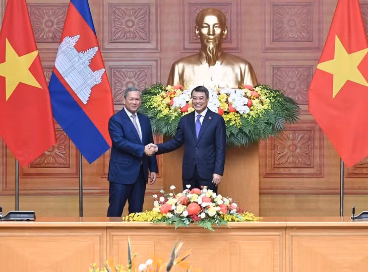 Thủ tướng Lê Minh Hưng và Thủ tướng Vương quốc Campuchia Samdech Moha Borvor Thipadei Hun Manet. (Ảnh TRẦN HẢI)