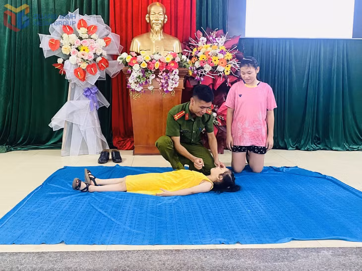 Đoàn Thanh niên phường Uông Bí phối hợp với Đội Chữa cháy và Cứu nạn, cứu hộ khu vực 2, Phòng Cảnh sát PCCC và CNCH (Công an tỉnh) hướng dẫn kỹ năng phòng, chống đuối nước cho trẻ.