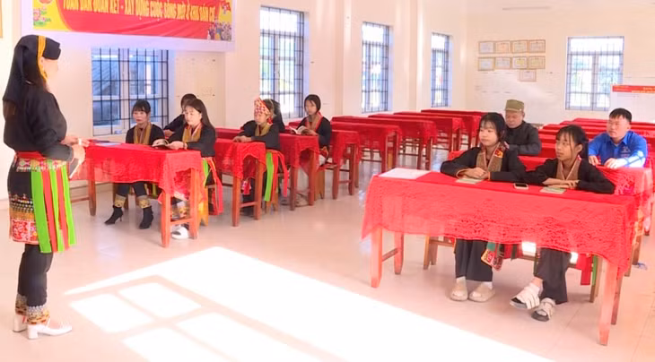 Hội Liên hiệp Phụ nữ xã Lương Minh tổ chức tuyên truyền về sử dụng mạng xã hội an toàn cho trẻ em.