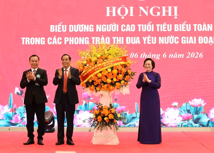 Phó Thủ tướng Phạm Thị Thanh Trà tặng hoa chúc mừng kỷ niệm 85 năm Ngày Truyền thống Người cao tuổi Việt Nam - Ảnh: VGP/Thu Giang