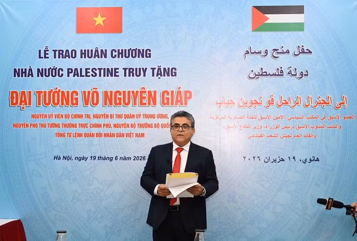 Đại sứ Saadi Salama công bố quyết định truy tặng Huân chương Đại Huân đai của Nhà nước Palestine cho Đại tướng Võ Nguyên Giáp.