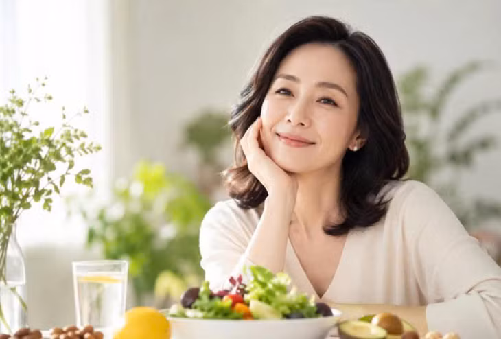 Chăm sóc da bền vững nên bắt đầu từ việc bảo vệ, nuôi dưỡng và cân bằng cơ thể từ bên trong thay vì chỉ phụ thuộc vào thực phẩm bổ sung.