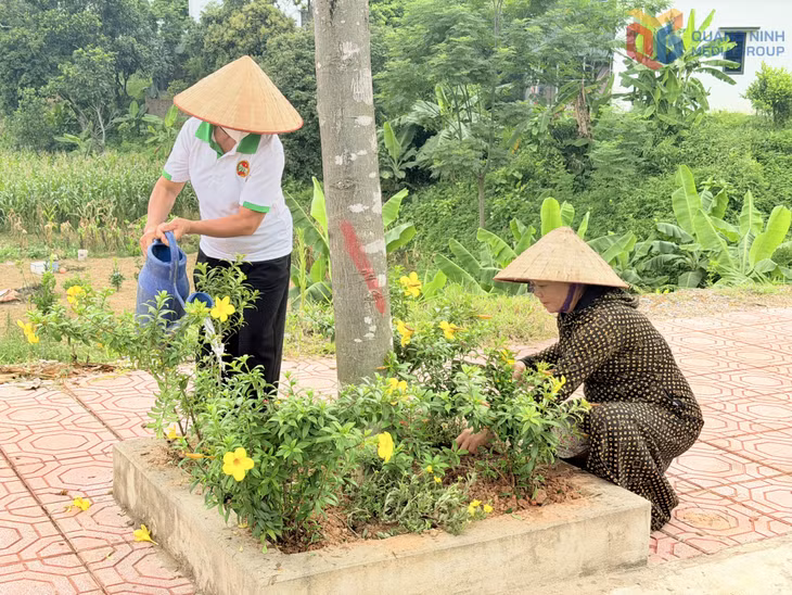 Người dân xã Đông Ngũ chăm sóc cây, hoa.