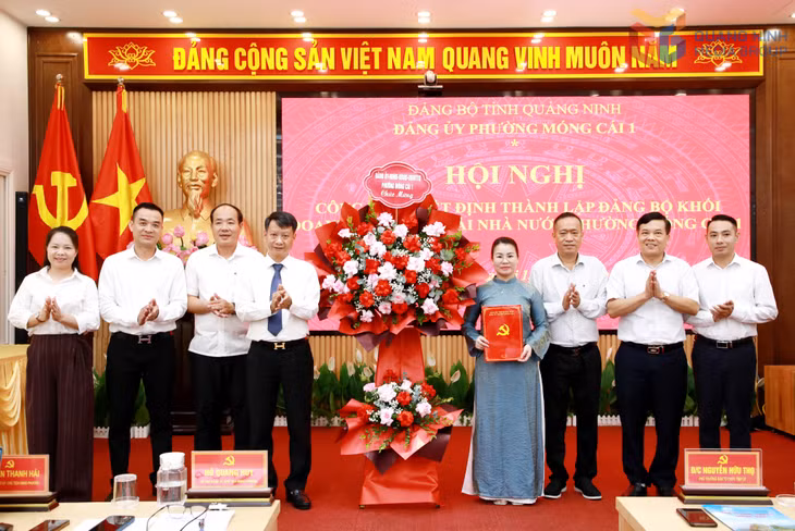 Lãnh đạo Ban Tổ chức Tỉnh ủy và Đảng ủy phường Móng Cái 1 trao quyết định, tặng hoa chúc mừng Đảng bộ Khối doanh nghiệp ngoài nhà nước phường Móng Cái 1. Ảnh: Mạnh Trường