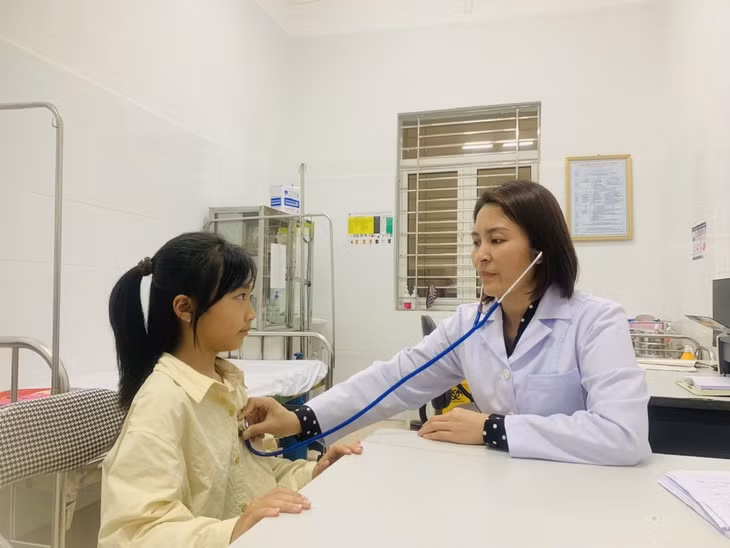 Bác sĩ Tăng Thị Dung, Giám đốc Trạm Y tế phường Móng Cái 2 khám bệnh cho bệnh nhân nhi.