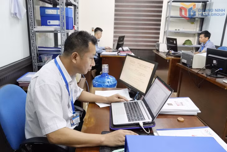 Mặc dù khối lượng công việc nhiều song anh Lê Đức Thiện, chuyên viên Phòng Kinh tế UBND xã Quảng Tân luôn tích cực bám sát cơ sở, kịp thời tham mưu giải quyết các vấn đề phát sinh.