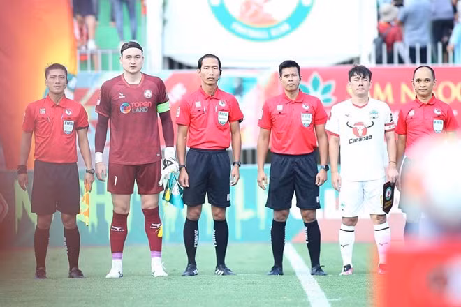 Trọng tài Ahmad A'Qashah Bin Ahmad Al Badowe (thứ 3 từ phải sang) sẽ làm nhiệm vụ ở trận play-off giữa PVF-CAND và Bắc Ninh. Ảnh: VFF
