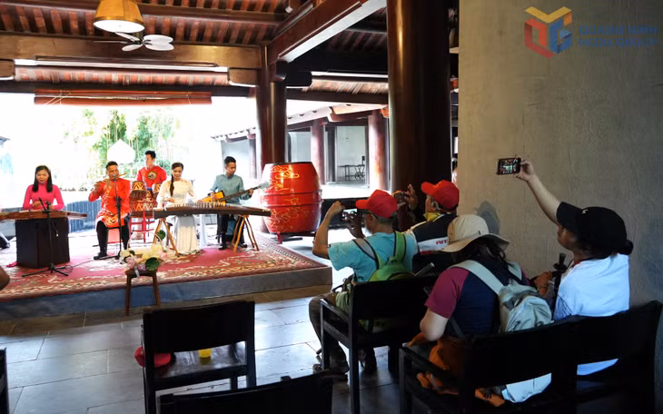 Du khách trải nghiệm âm nhạc dân tộc tại Khu di tích và danh thắng Yên Tử (phường Yên Tử).