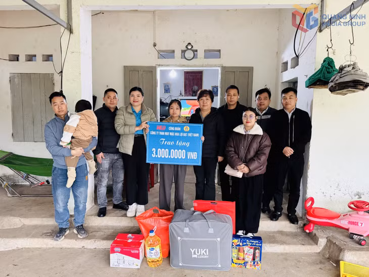 Công đoàn Công ty TNHH May mặc Hoa Lợi Đạt Việt Nam thăm hỏi, tặng quà Tết 2026 cho công nhân có hoàn cảnh khó khăn.
