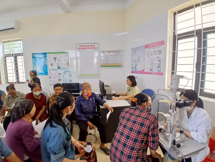 Gần 200 người dân phường Hiệp Hòa được khám sàng lọc bệnh lý về mắt kết hợp khám sức khỏe.
