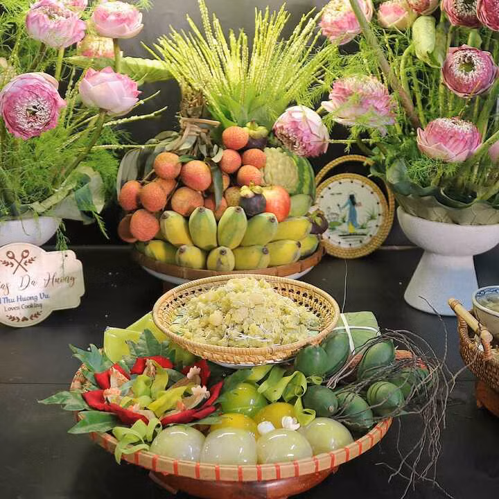Mâm cúng Tết Đoan ngọ đầy đủ, đẹp mắt. (Ảnh: Vũ Thu Hương)