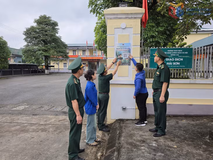 Đồn BP Pò Hèn phối hợp với MTTQ xã Hải Sơn dán hòm thư tố giác tội phạm thông qua mã QR.