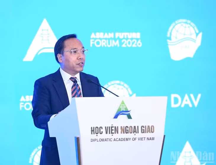 Ông Nguyễn Hoàng Long, Thứ trưởng Công thương phát biểu tại phiên thảo luận. (Ảnh: TRẦN HẢI)