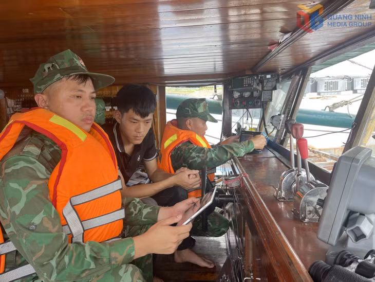CBCS Trạm kiểm soát biên phòng Quảng Điền (Đồn BP Quảng Đức) kiểm tra thiết bị giám sát hành trình tàu cá ngư dân.