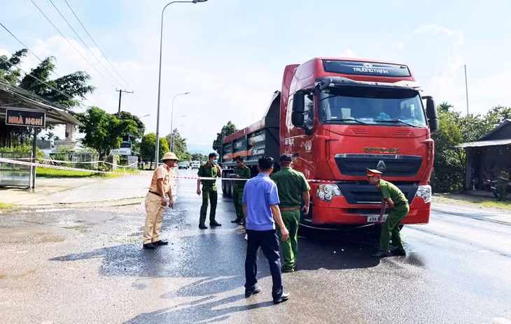 Sau quá trình điều tra, cơ quan công an đã ra lệnh tạm giữ hình sự đối với tài xế xe đầu kéo. Ảnh: Hải Đường