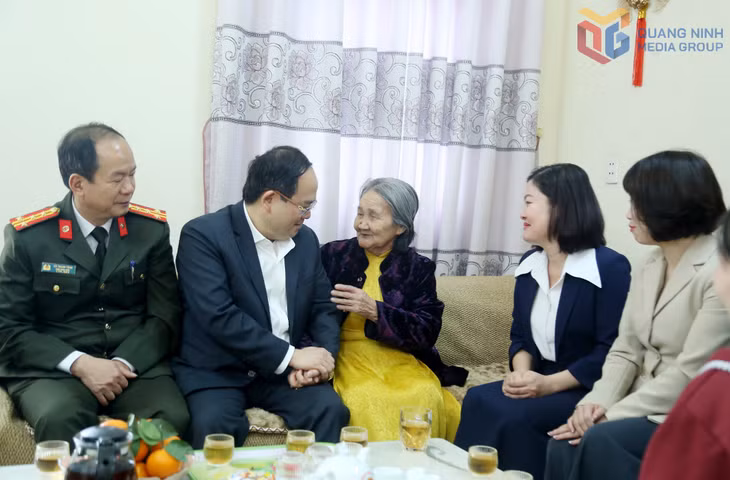 Đồng chí Quản Minh Cường, Ủy viên Trung ương Đảng, Bí thư Tỉnh ủy, Trưởng Đoàn ĐBQH tỉnh, đến thăm, chúc Tết Mẹ Việt Nam Anh hùng Nguyễn Thị Thuộc (phường Hà Tu). Ảnh: Thu Chung