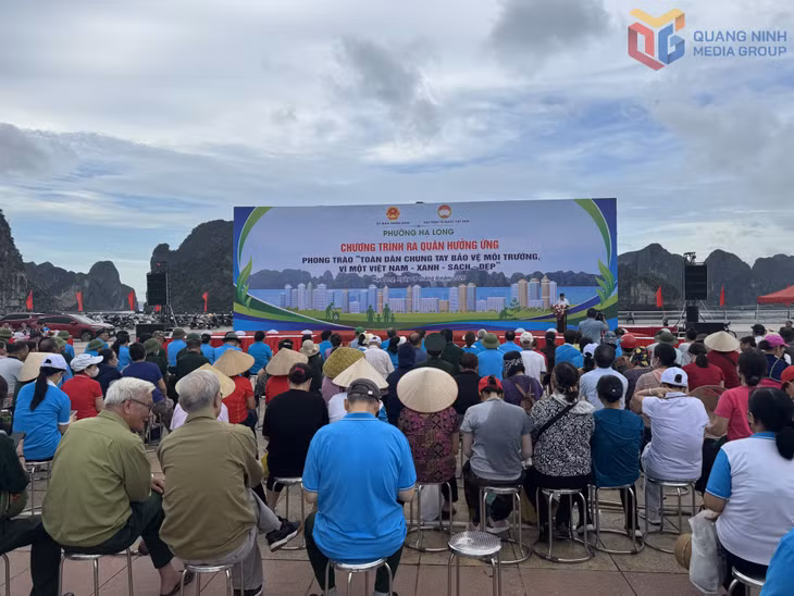 Quang cảnh buổi lễ phát động và ra quân bảo vệ môi trường tại phường Hạ Long.